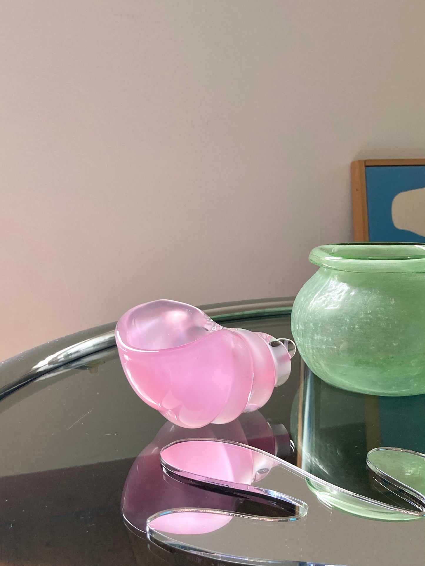 Shell-shaped pink glass bowl