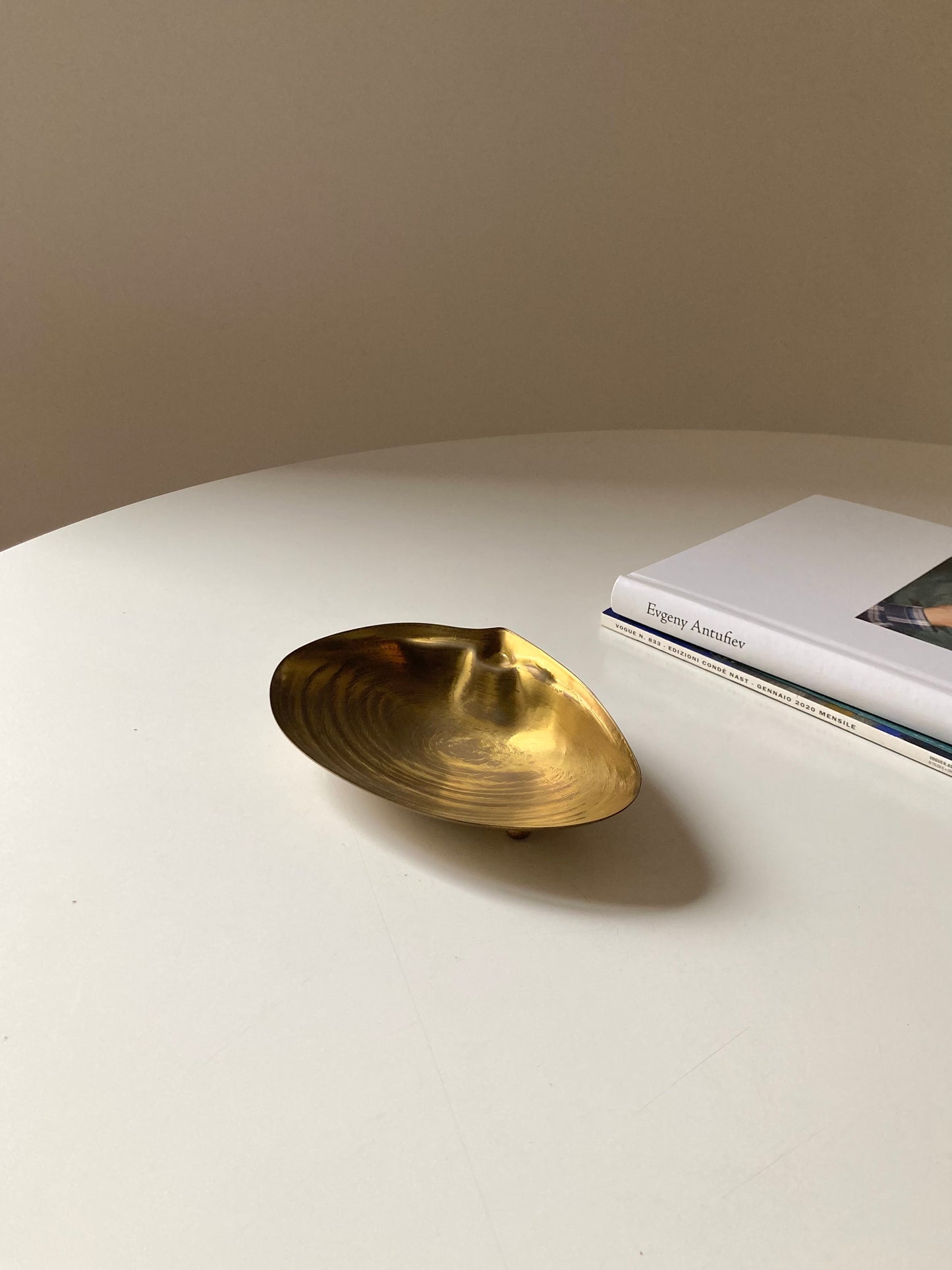 Brass shell-shaped saucer