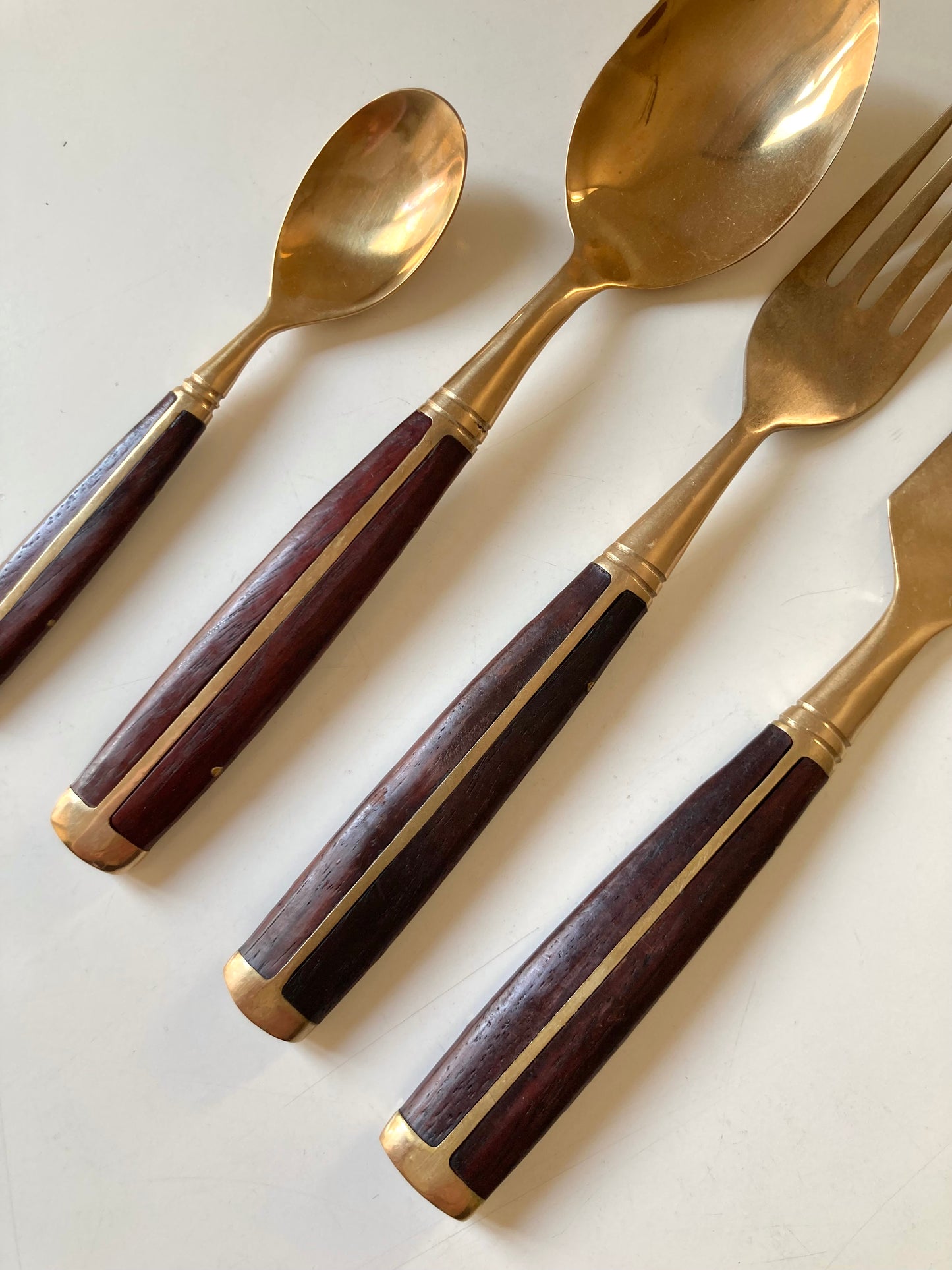 Set of 24 cutlery pieces in brass-plated steel and teak