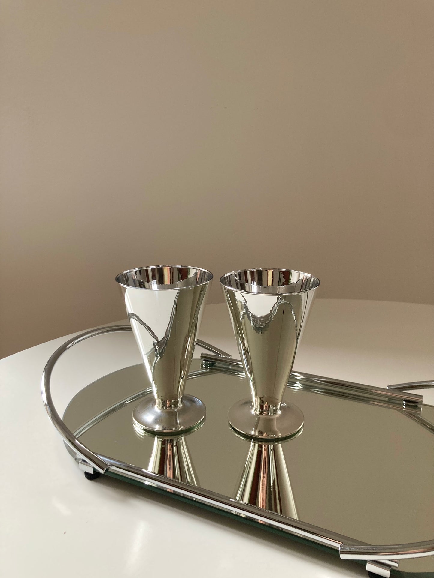 Set of 4 mirrored glasses with tray