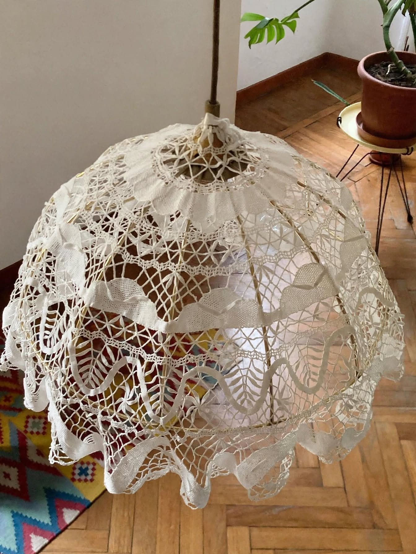 Lampadario fatto a mano all’uncinetto