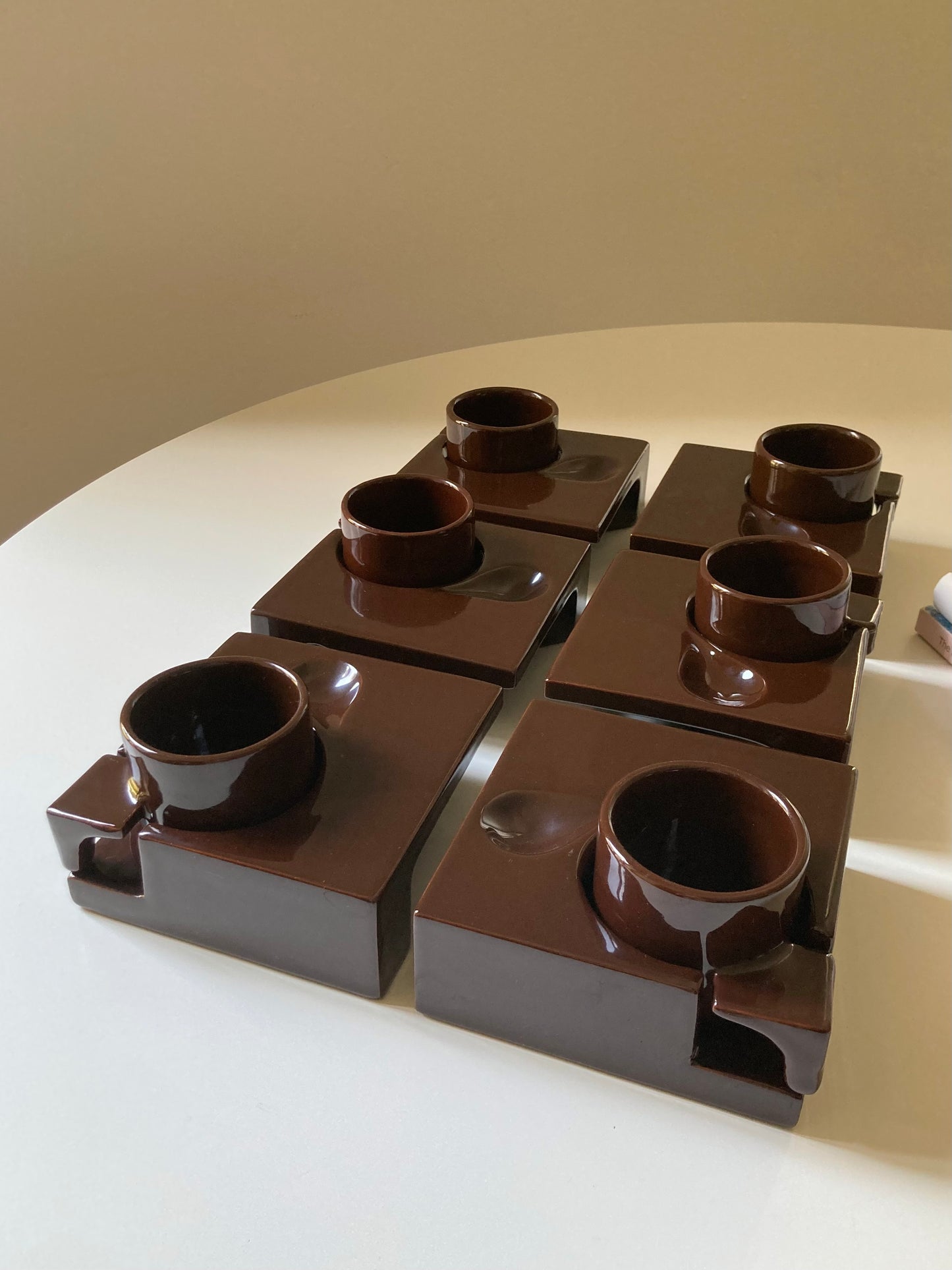 Ensemble de tasses à café couleur chocolat