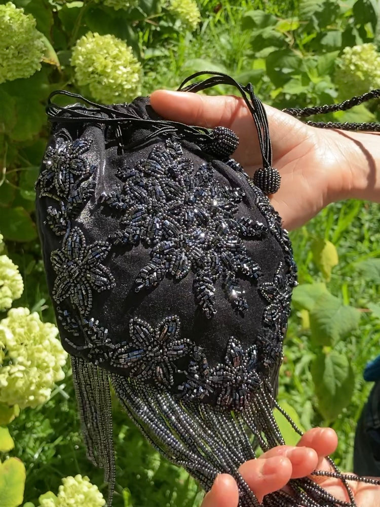 Pochette in velluto nero con perline