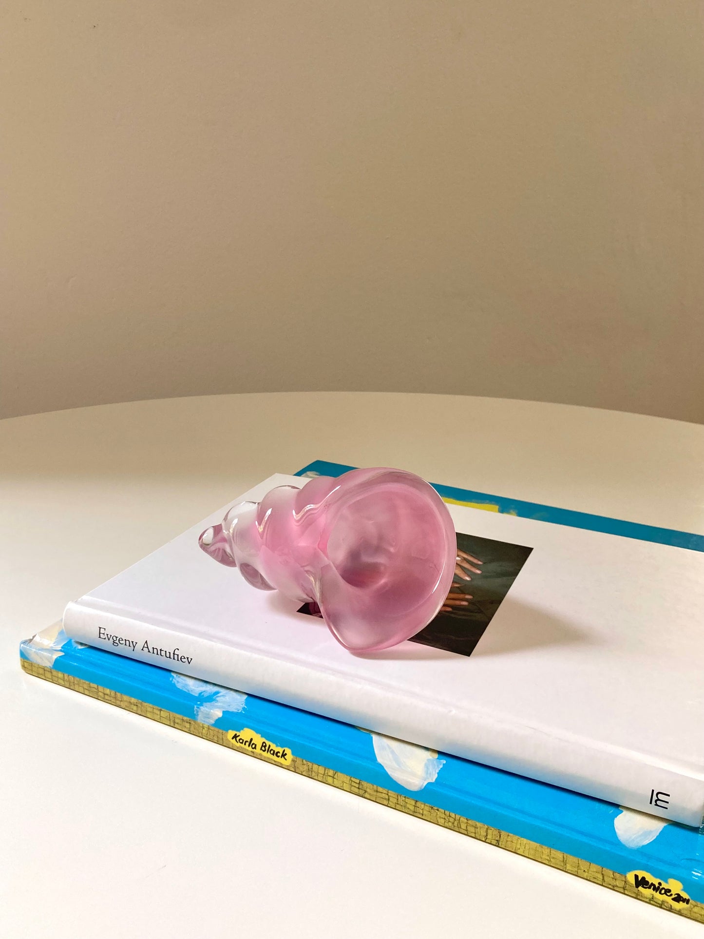 Shell-shaped pink glass bowl