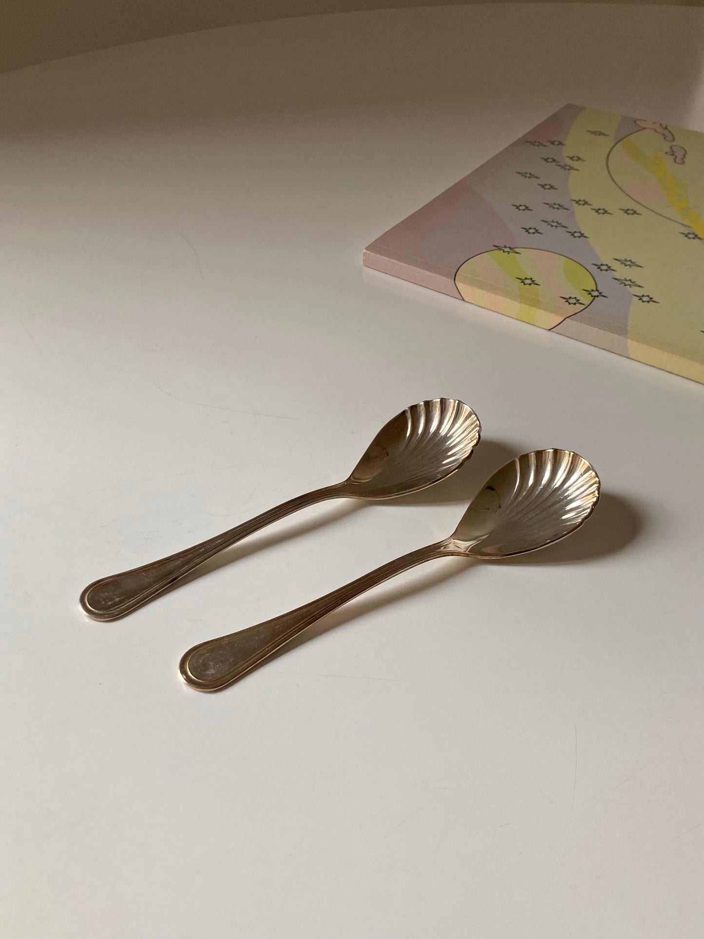 Pair of clamshell spoons