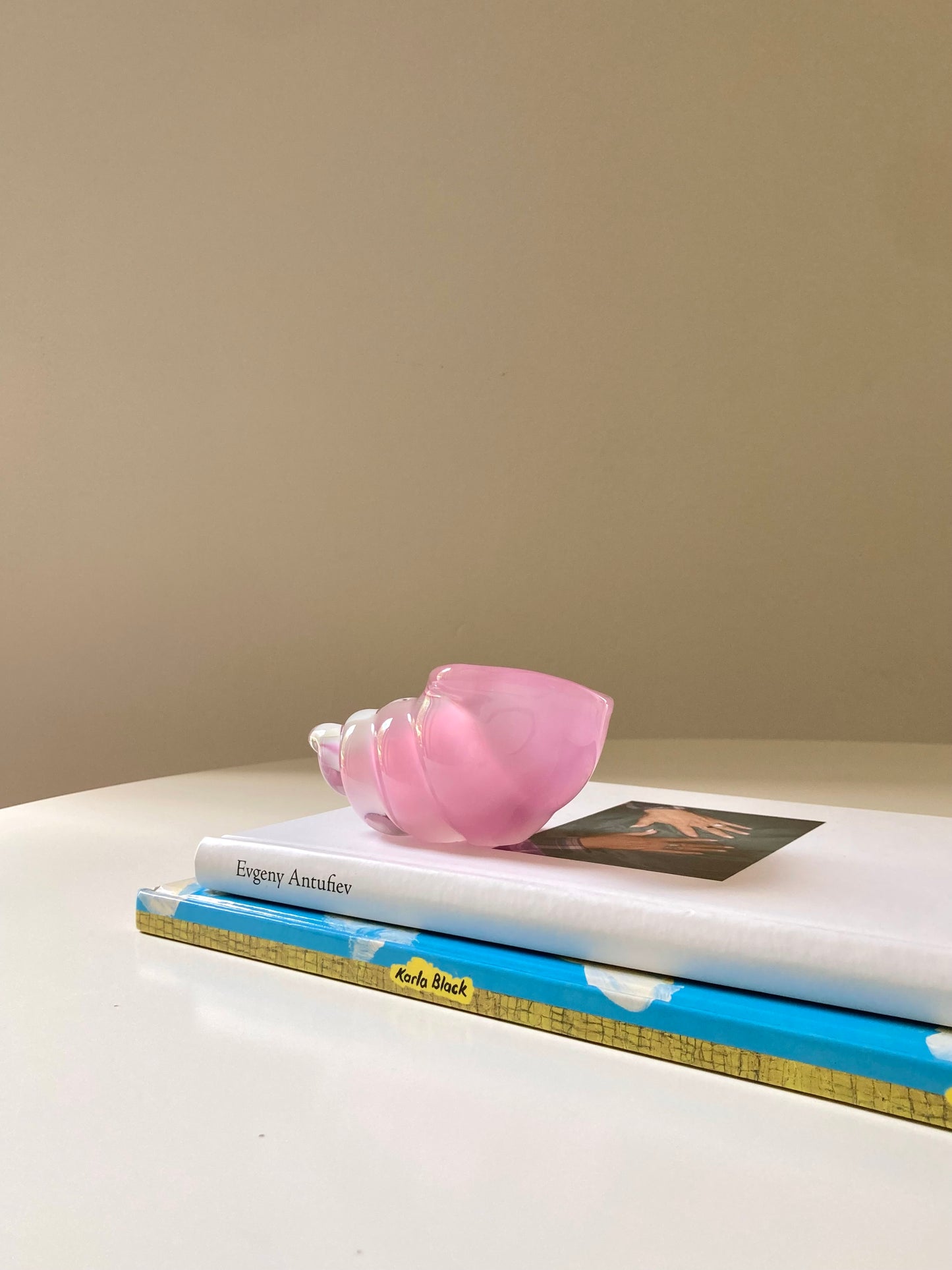 Shell-shaped pink glass bowl