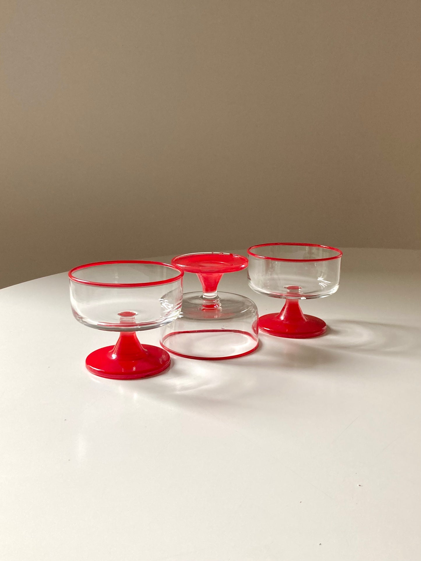 Set of 6 dessert cups with red rim