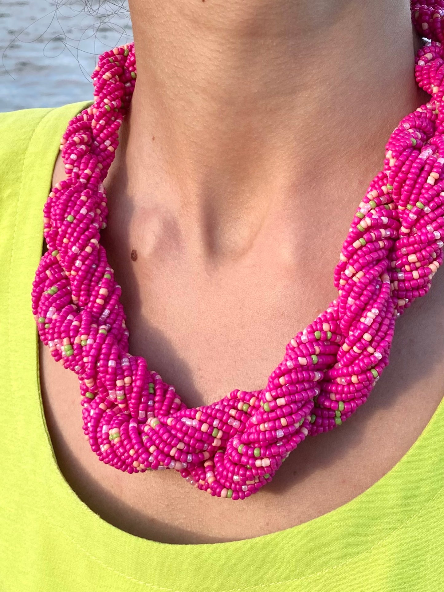 Collana intrecciata di perline rosa