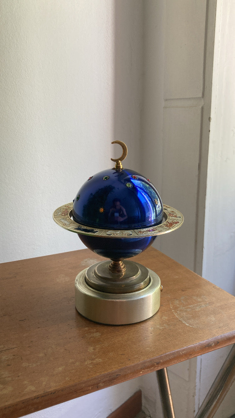 Portasigarette vintage a forma di pianeta
