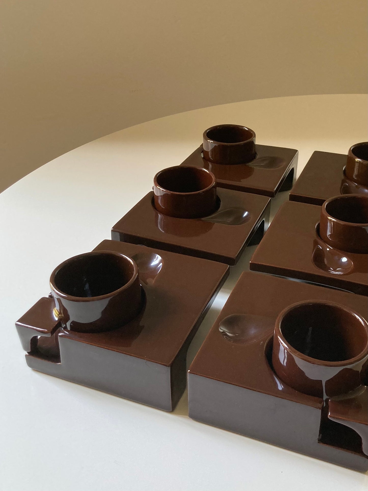 Ensemble de tasses à café couleur chocolat