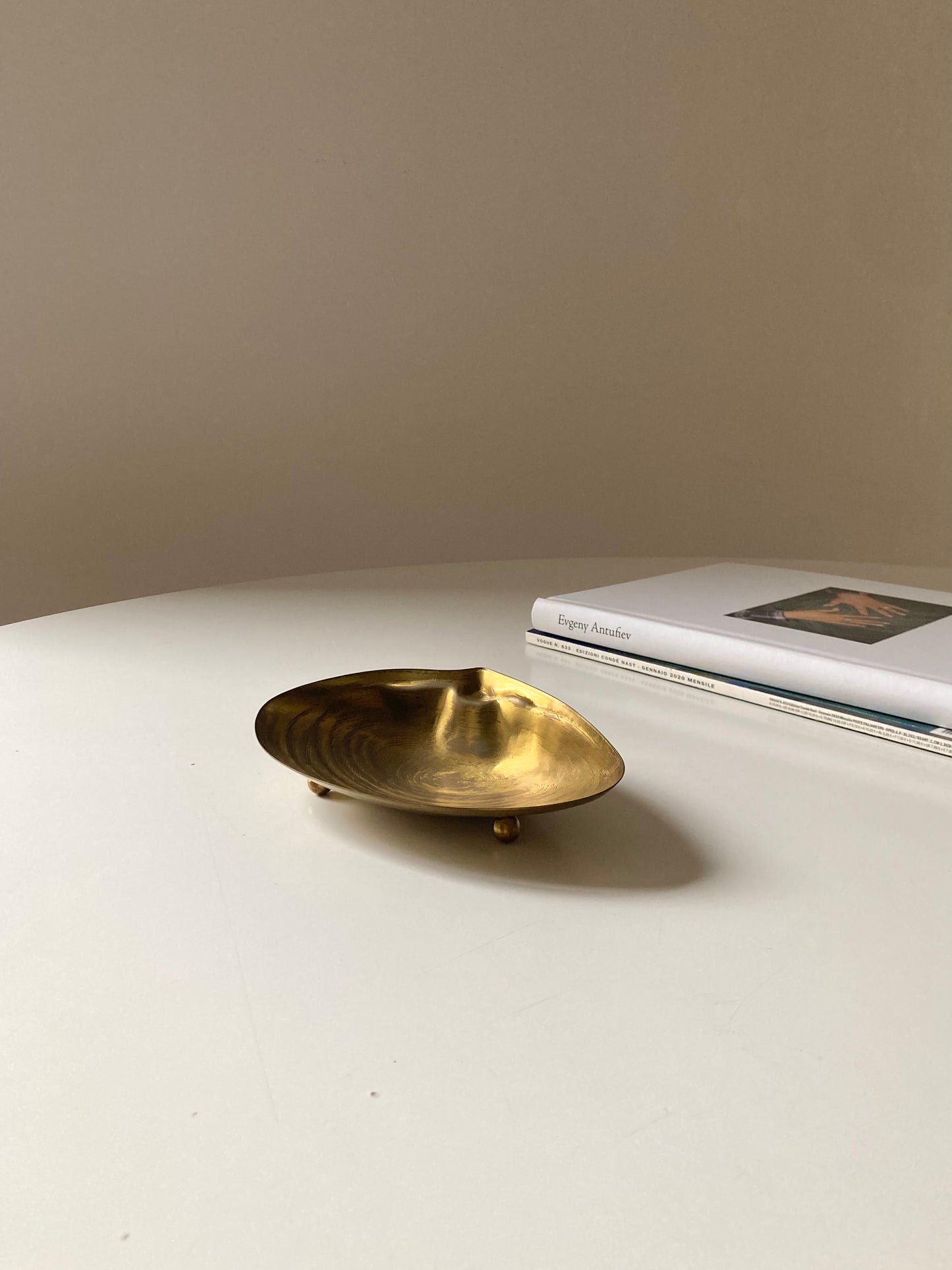 Brass shell-shaped saucer