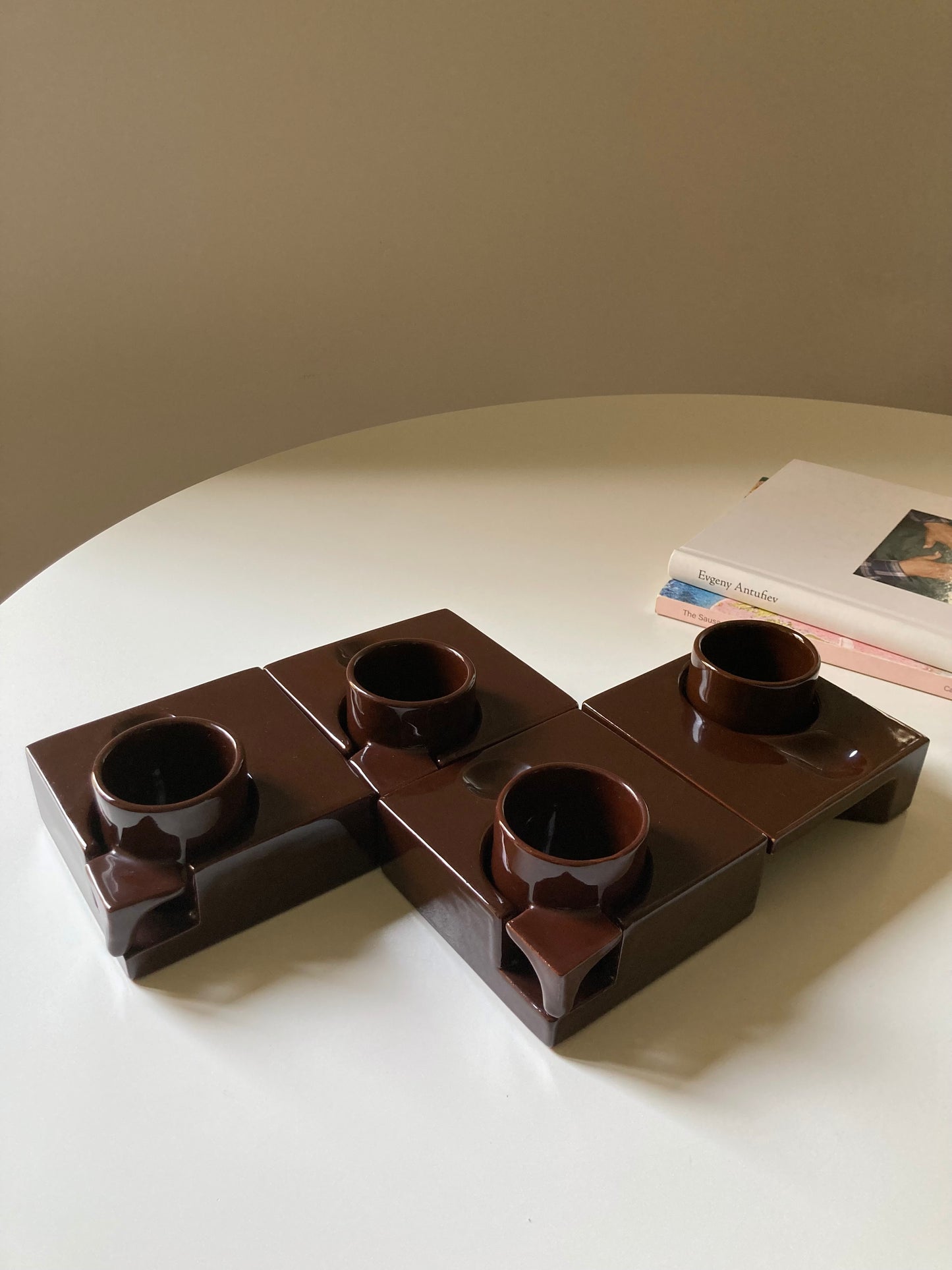 Ensemble de tasses à café couleur chocolat