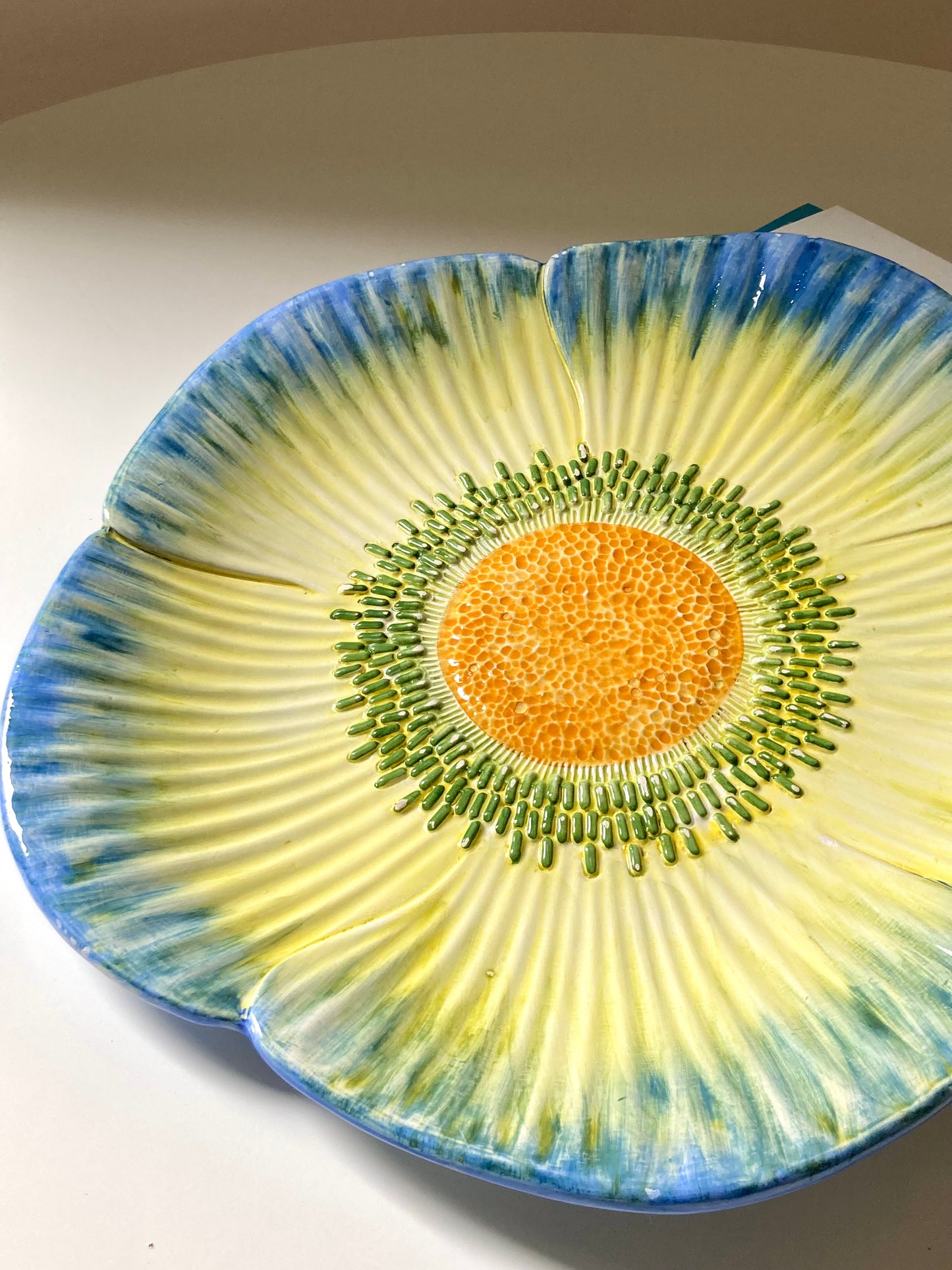 Large flower-shaped plate in Bassano ceramic