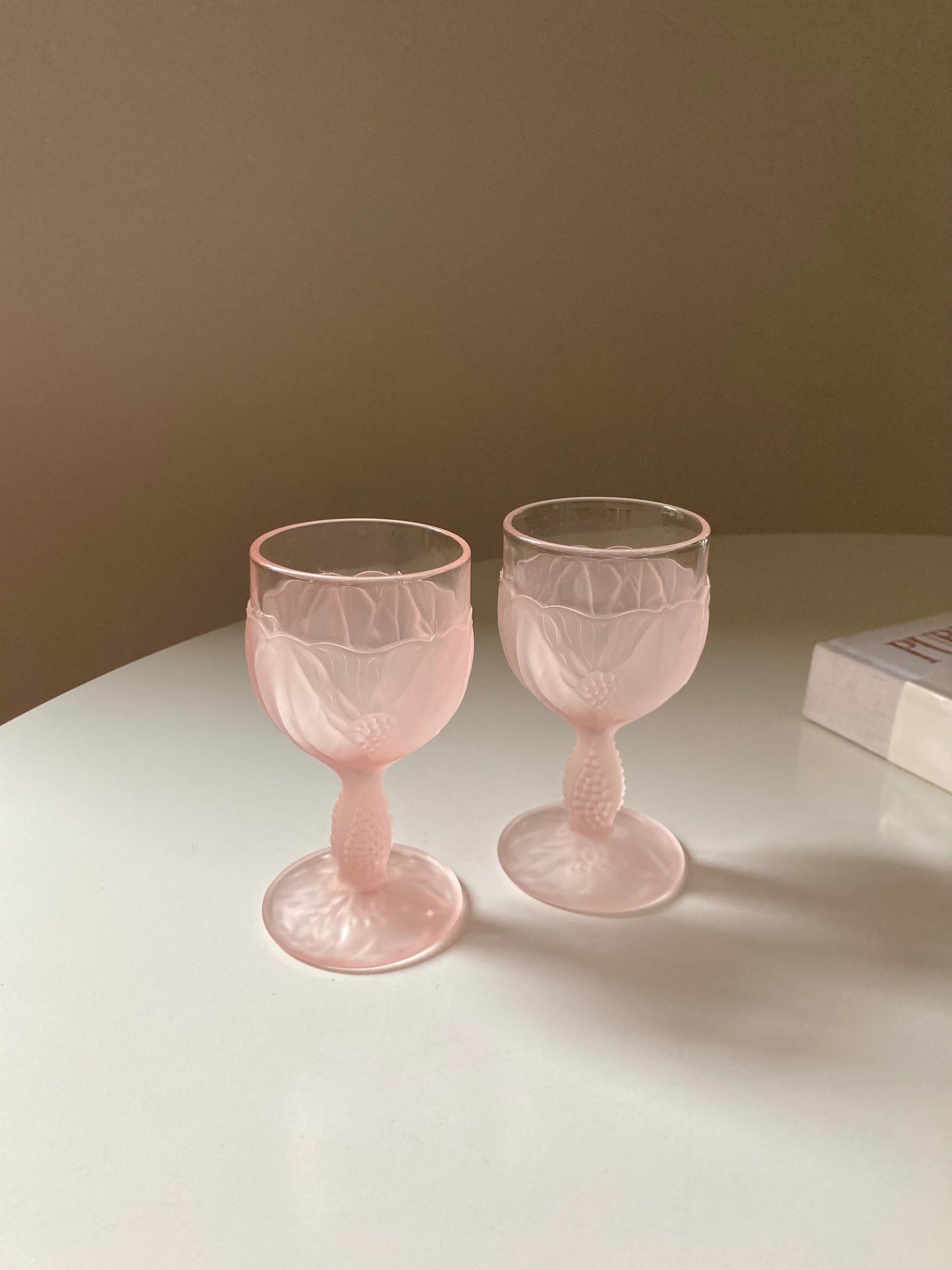 Set of 4 pink glasses with floral motif