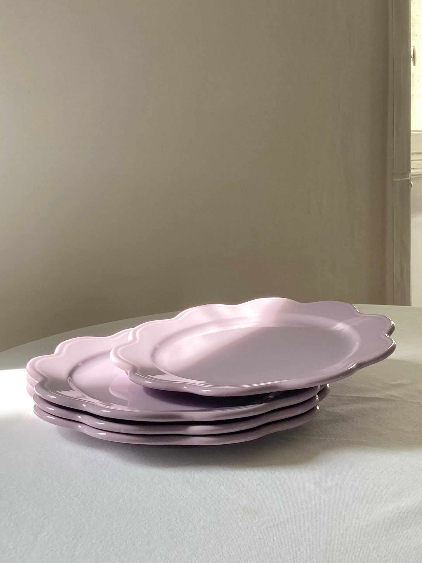 Set of 4 lilac flower-shaped dinner plates