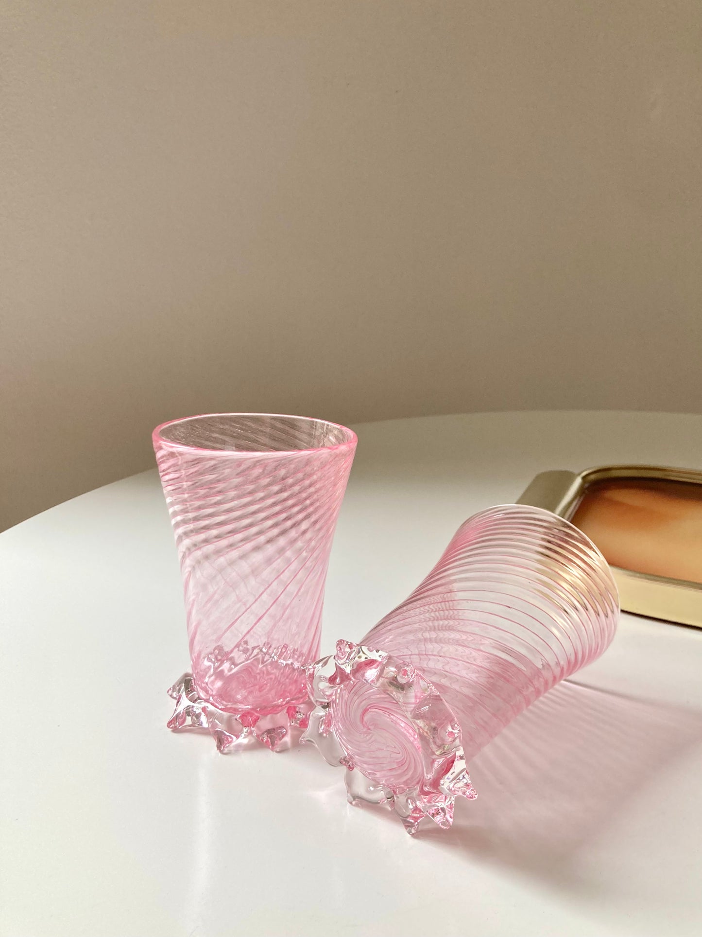 Bicchieri rosa con base in cristallo