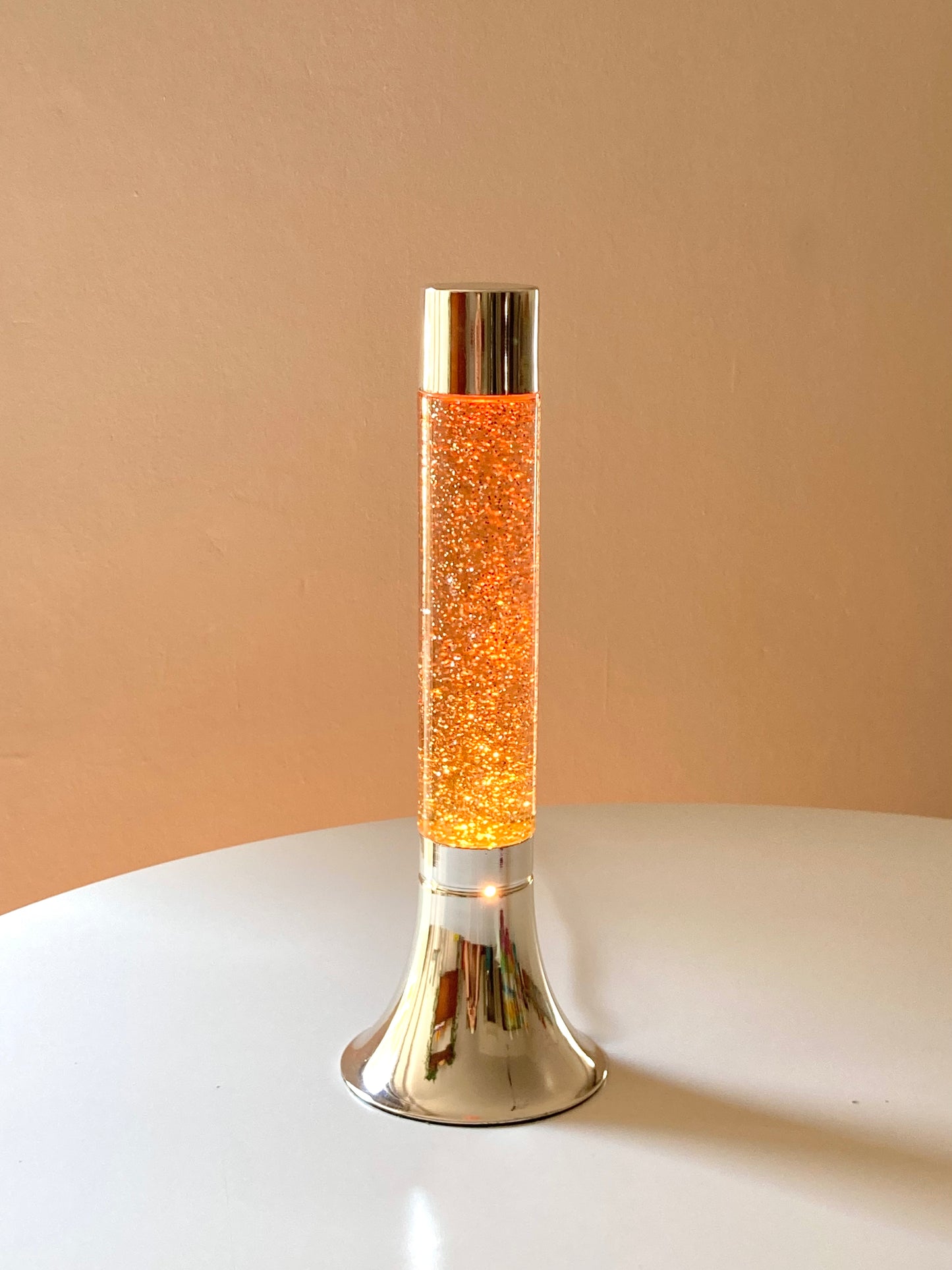 Lampada lava arancione con glitter