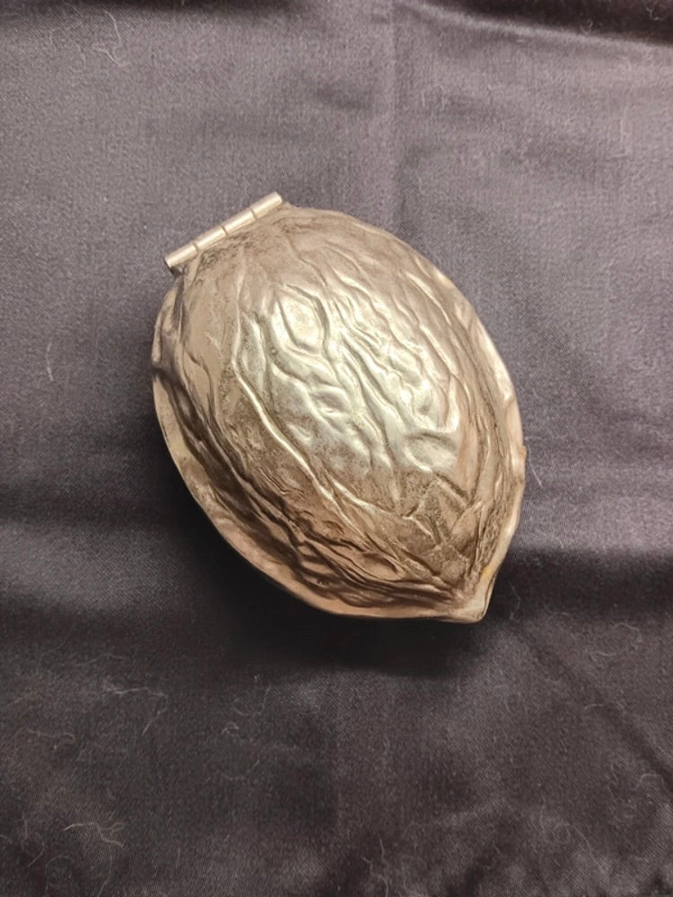 Schiaccianoci vintage in metallo