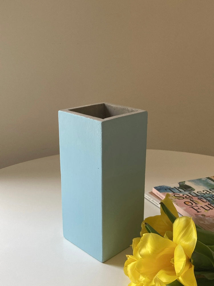 Vaso minimale azzurro in cemento