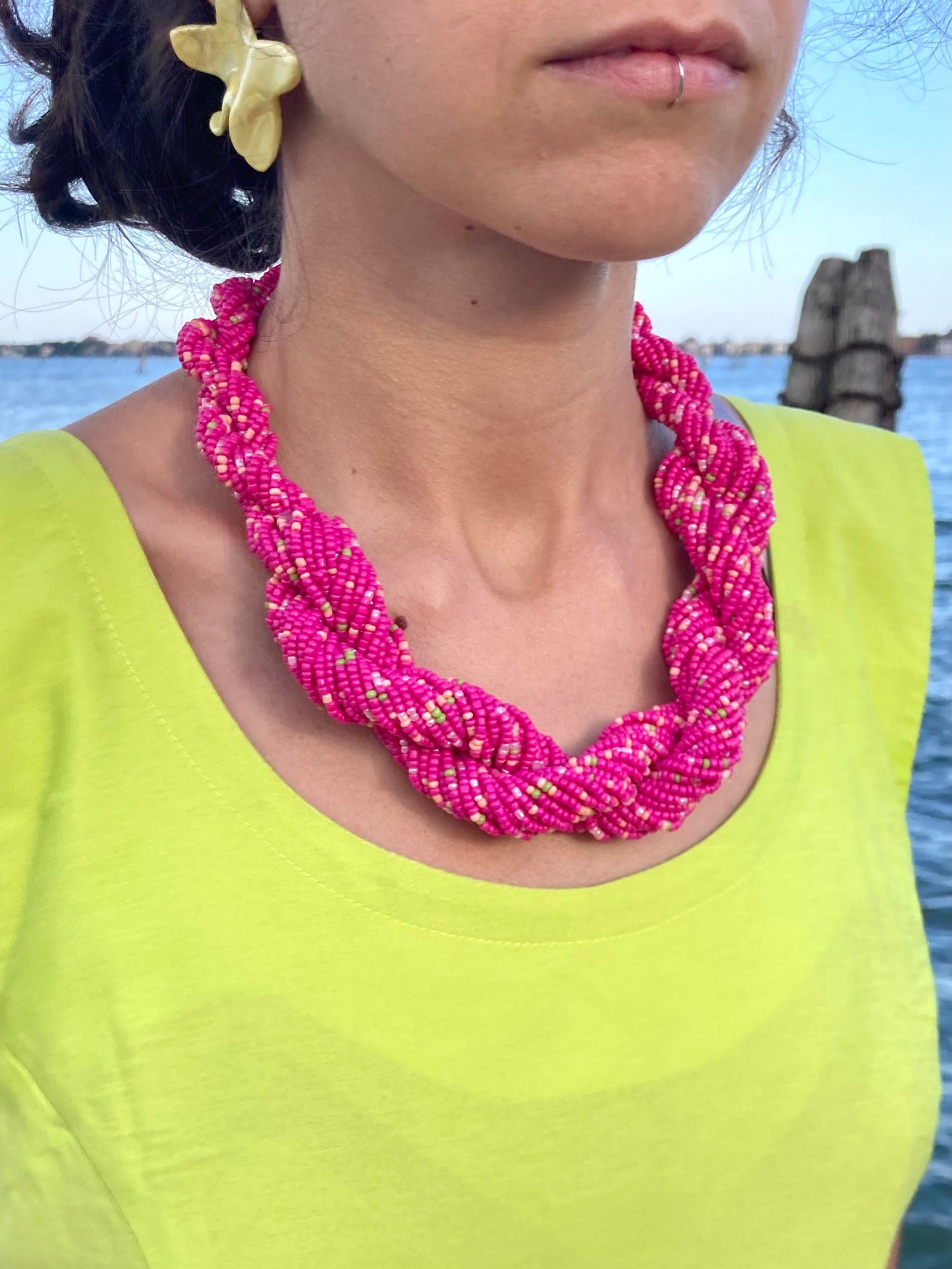 Collana intrecciata di perline rosa