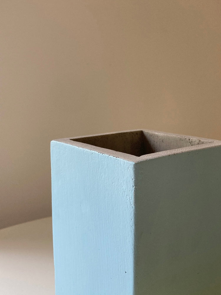 Vaso minimale azzurro in cemento
