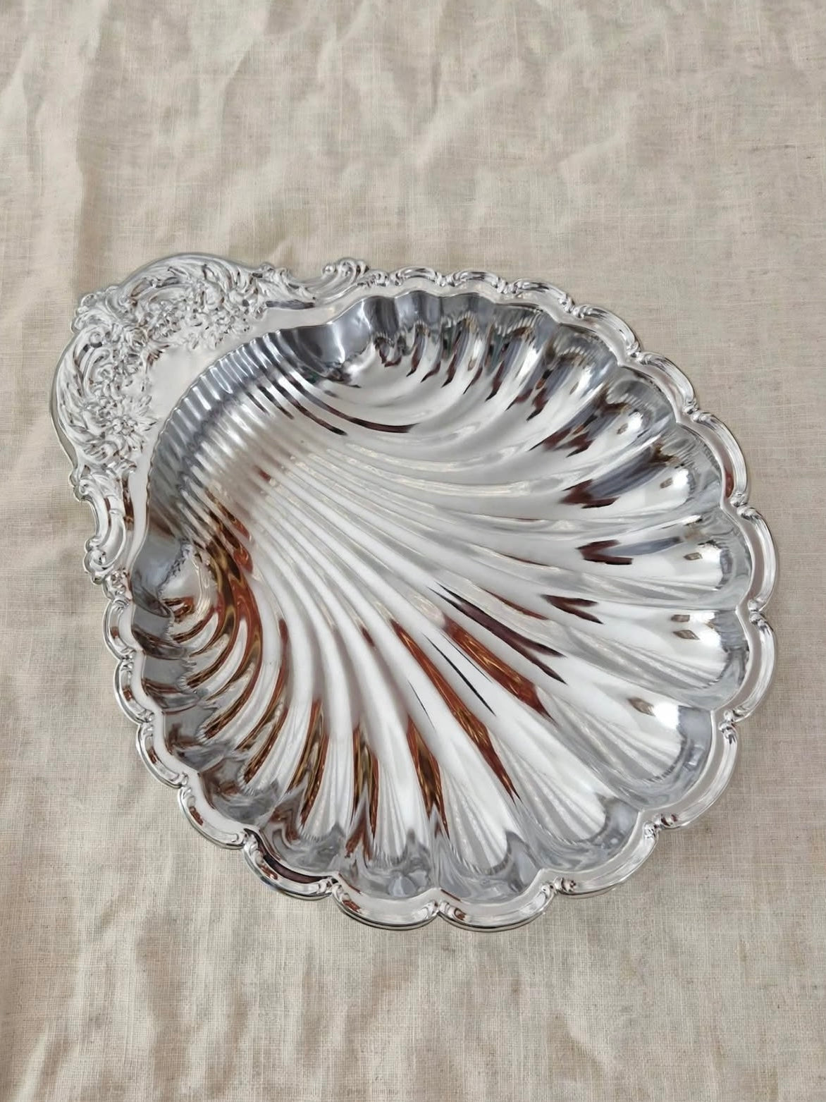 Grande piatto a forma di conchiglia