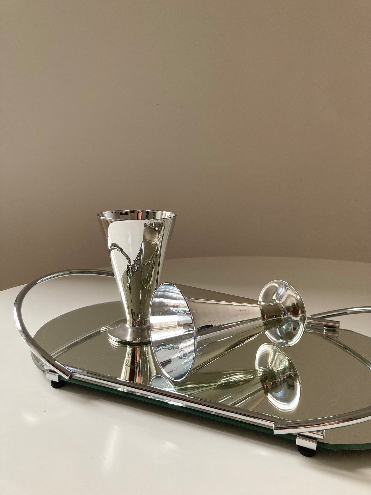 Set of 4 mirrored glasses with tray