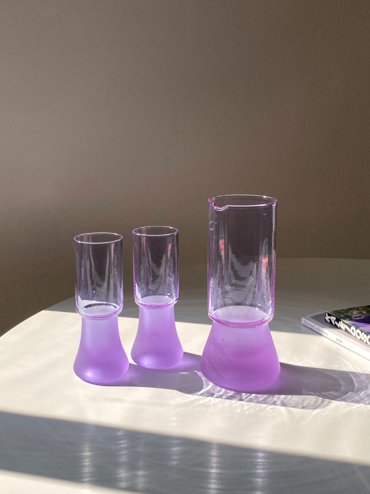 Set of 4 purple glass glasses and jug