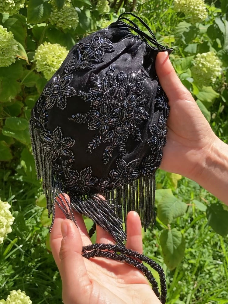 Pochette in velluto nero con perline