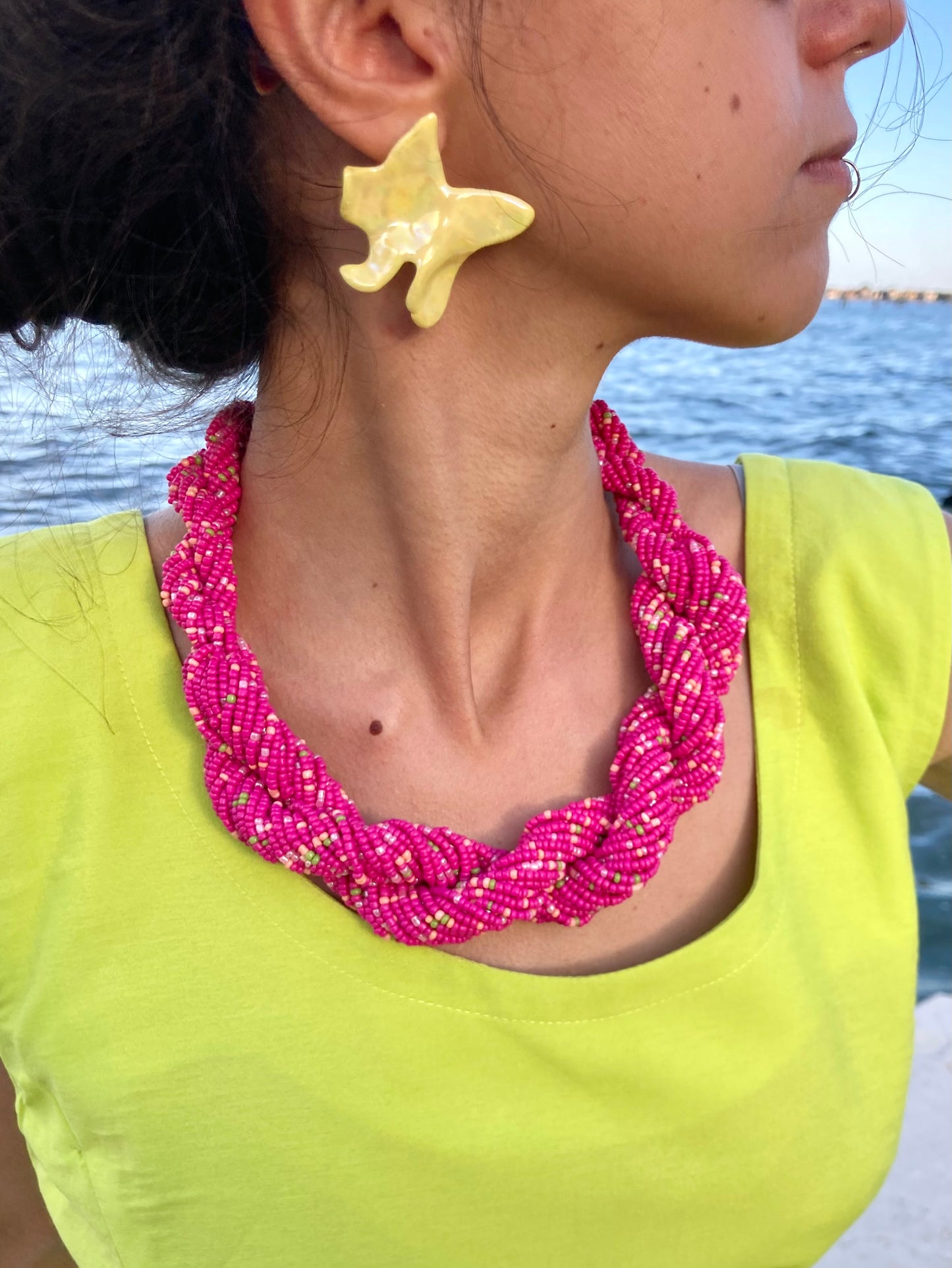 Collana intrecciata di perline rosa