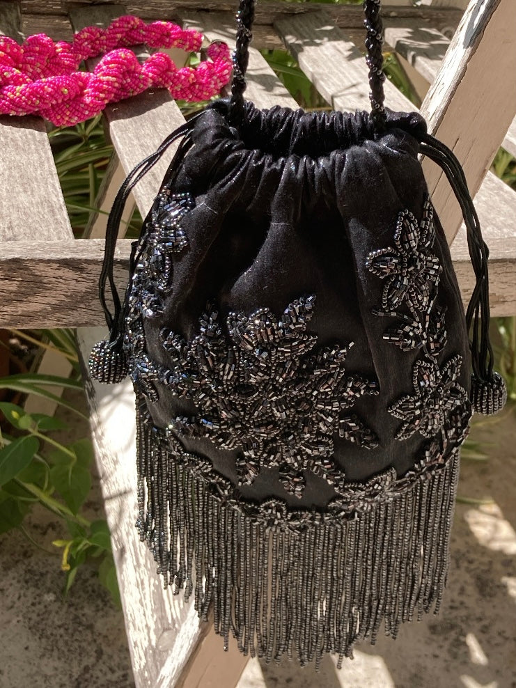 Pochette in velluto nero con perline