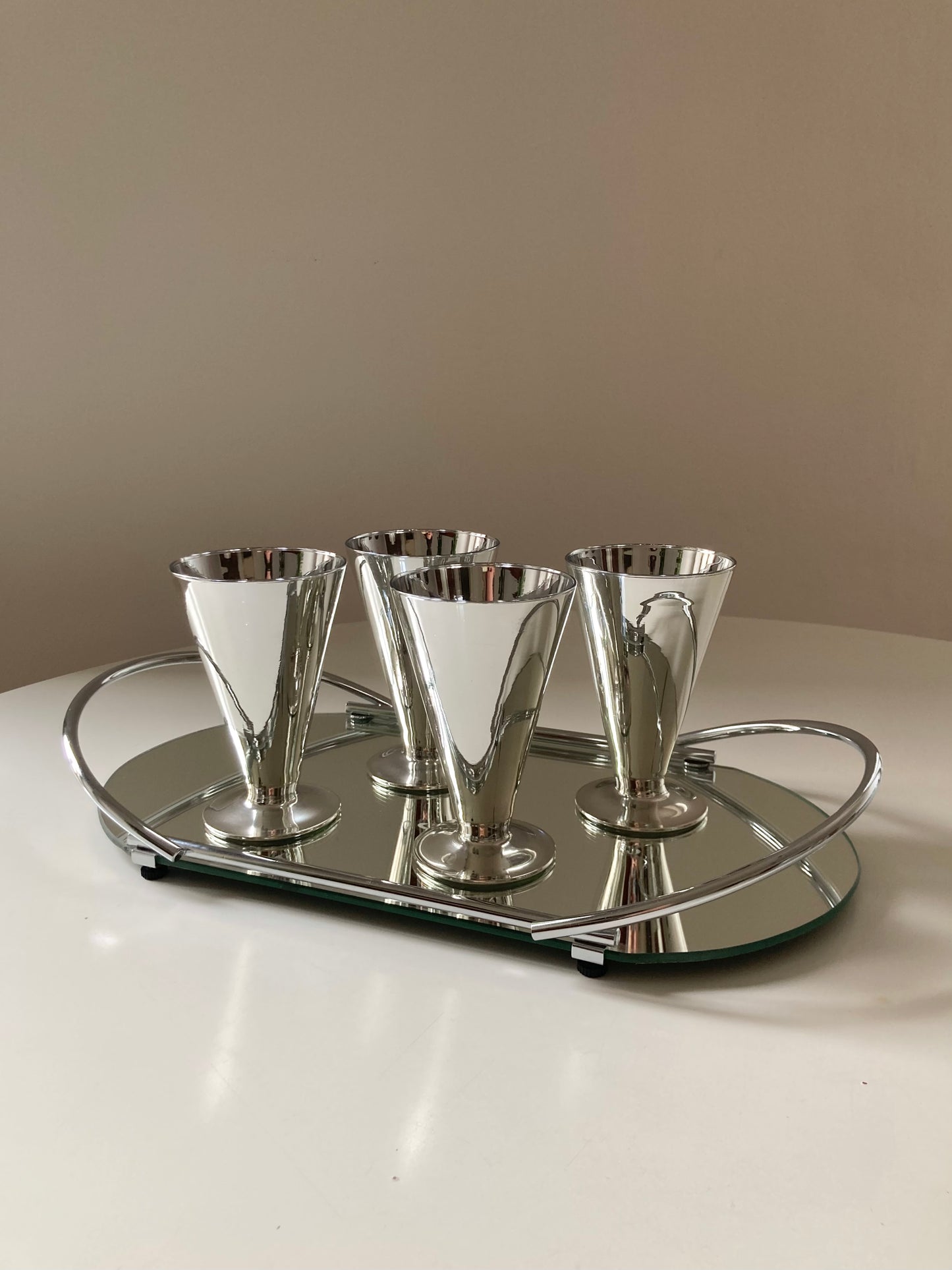 Set of 4 mirrored glasses with tray