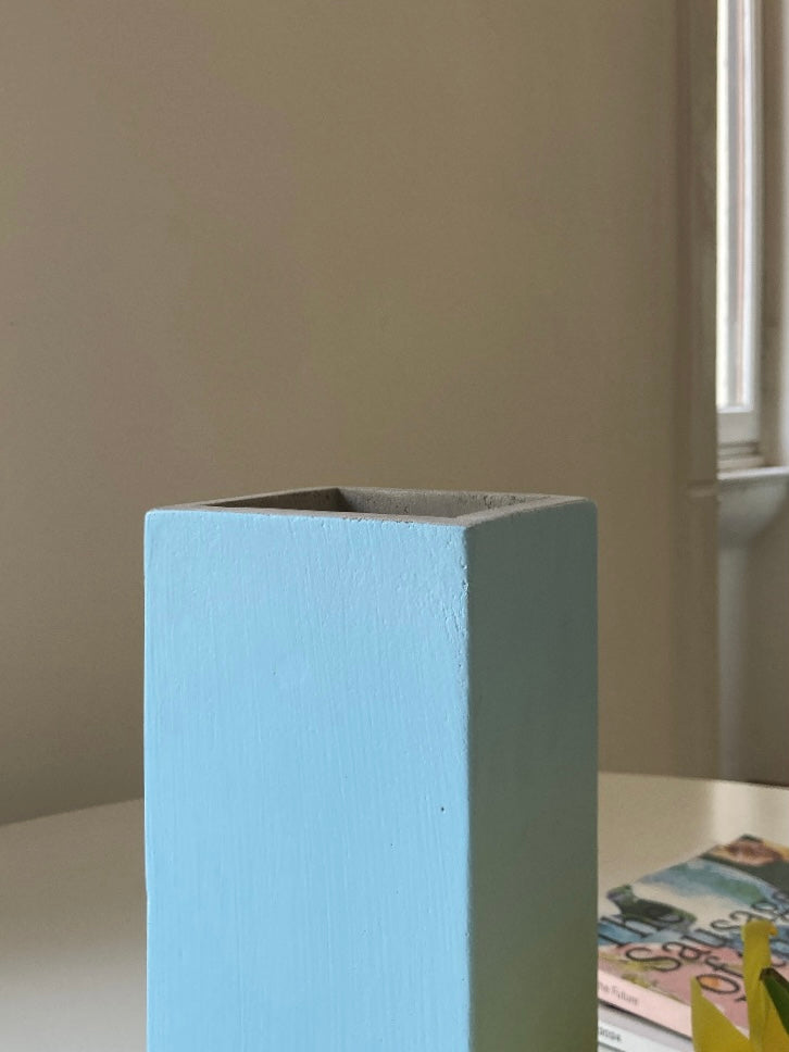 Vaso minimale azzurro in cemento